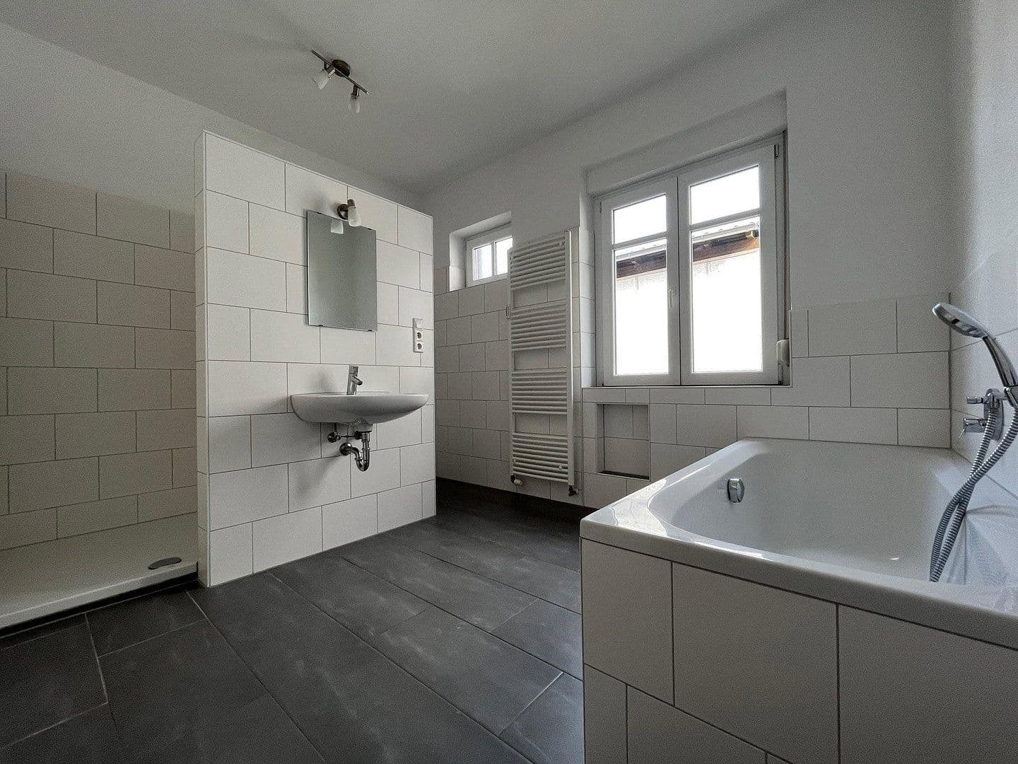 Prenájom bytu 3-izbový 100 m², Mosbach, Bádensko-Wurttembersko Prenájom bytu 3-izbový 100 m², Mosbach, Bádensko-Wurttembersko