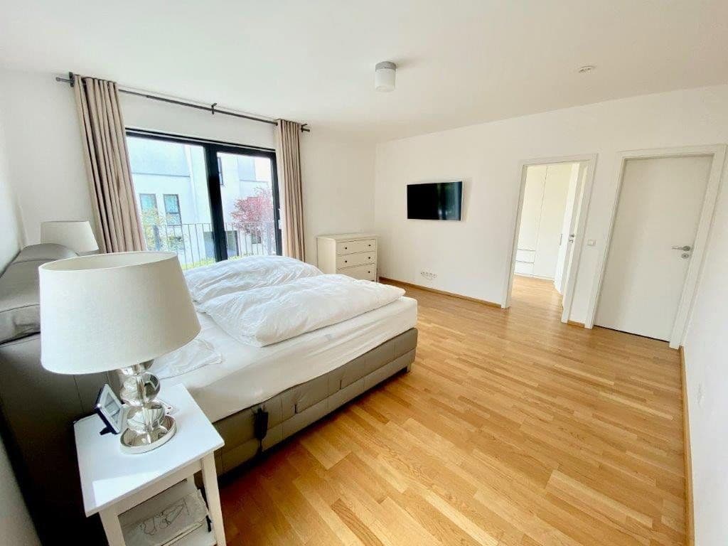 Prenájom domu 254 m², pozemek 451 m², Ottilie-Wildermuth-Weg 4, Frankfurt, Hesensko Prenájom domu 254 m², pozemek 451 m², Ottilie-Wildermuth-Weg 4, Frankfurt, Hesensko