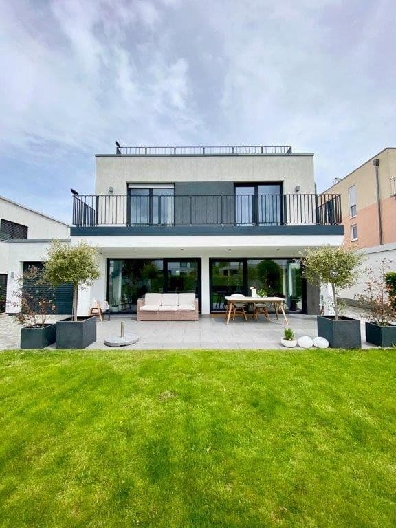 Prenájom domu 254 m², pozemek 451 m², Ottilie-Wildermuth-Weg 4, Frankfurt, Hesensko Prenájom domu 254 m², pozemek 451 m², Ottilie-Wildermuth-Weg 4, Frankfurt, Hesensko