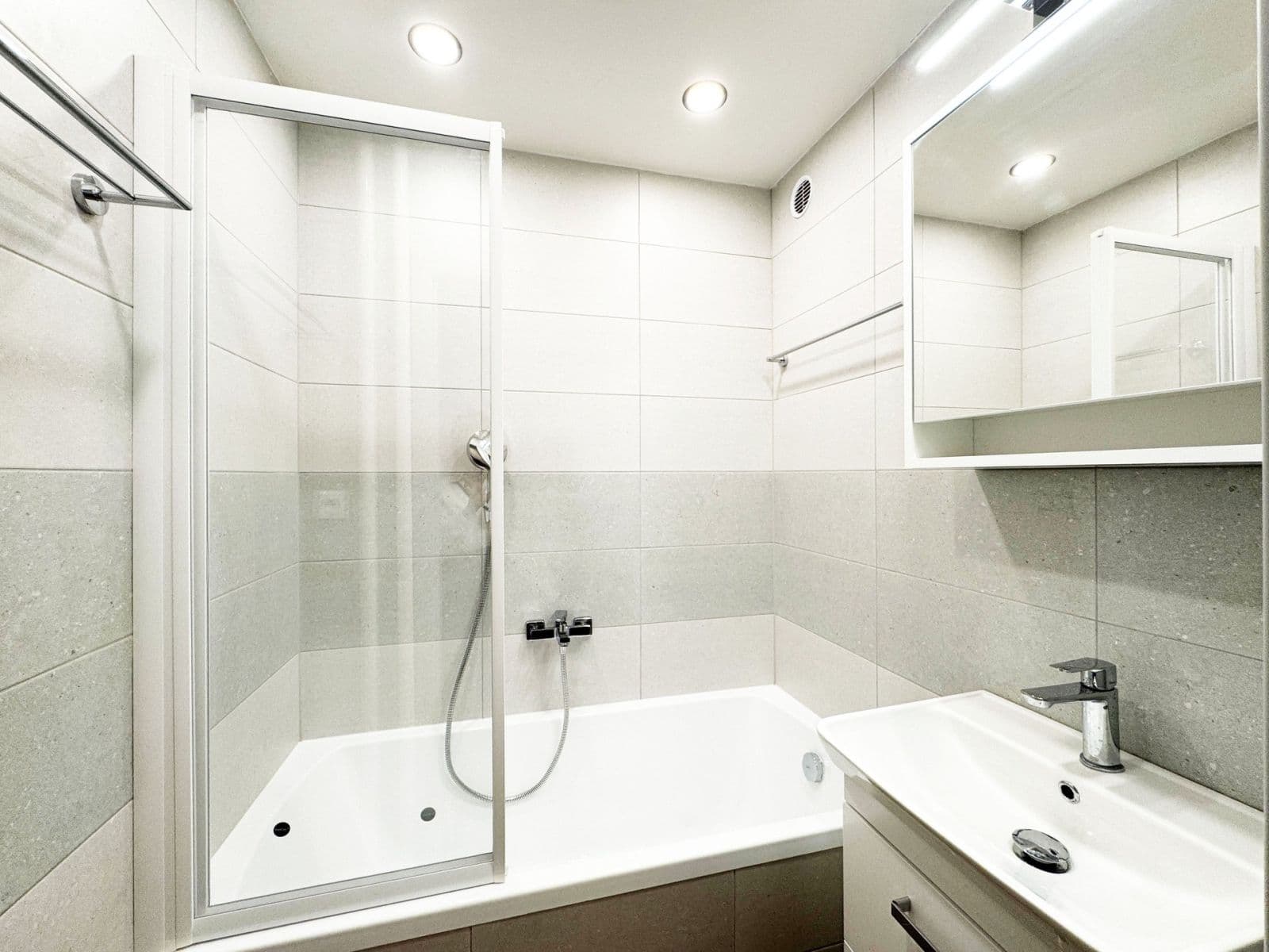 Prenájom bytu 3-izbový 55 m², Nad olšinami, Praha, Praha Prenájom bytu 3-izbový 55 m², Nad olšinami, Praha, Praha