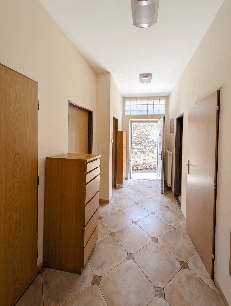 Predaj domu 300 m², pozemek 1.182 m², náměstí Kněžny Ludmily, Tetín, Středočeský kraj Predaj domu 300 m², pozemek 1.182 m², náměstí Kněžny Ludmily, Tetín, Středočeský kraj