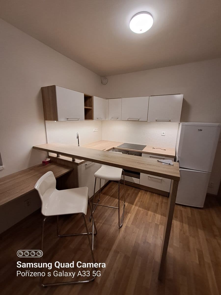 Prenájom bytu 1-izbový 37 m², Aloise Rašína, Olomouc, Olomoucký kraj Prenájom bytu 1-izbový 37 m², Aloise Rašína, Olomouc, Olomoucký kraj