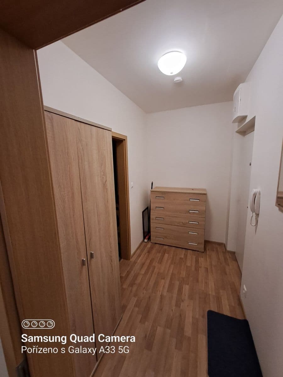 Prenájom bytu 1-izbový 37 m², Aloise Rašína, Olomouc, Olomoucký kraj Prenájom bytu 1-izbový 37 m², Aloise Rašína, Olomouc, Olomoucký kraj