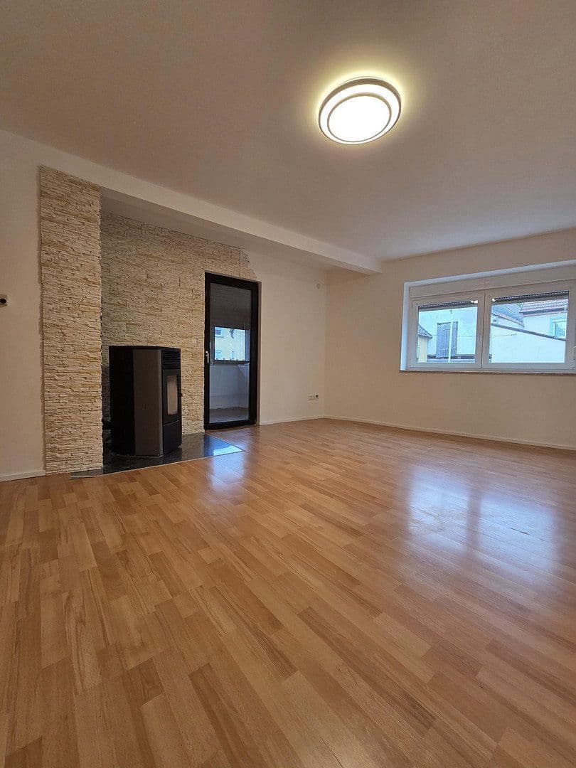 Prenájom bytu 5-izbový 125 m², Bahnhofstraße 5, Arnstein, Bavorsko Prenájom bytu 5-izbový 125 m², Bahnhofstraße 5, Arnstein, Bavorsko