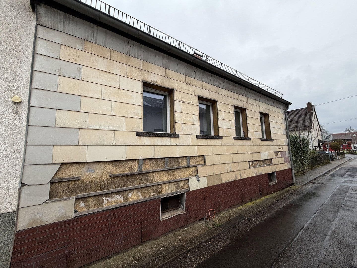 Predaj domu 120 m², pozemek 120 m², Breslauer Straße 2, Merchweiler, Sársko Predaj domu 120 m², pozemek 120 m², Breslauer Straße 2, Merchweiler, Sársko