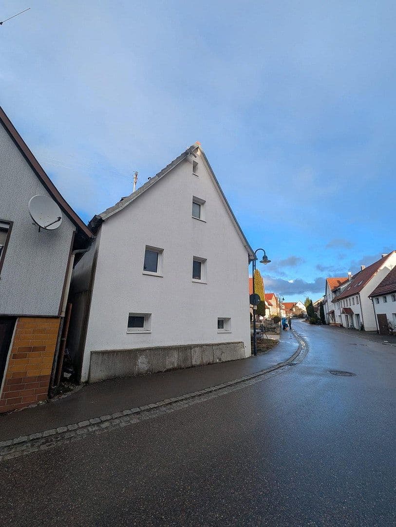Predaj domu 100 m², pozemek 109 m², Ermstalstraße 32, Münsingen, Bádensko-Wurttembersko Predaj domu 100 m², pozemek 109 m², Ermstalstraße 32, Münsingen, Bádensko-Wurttembersko