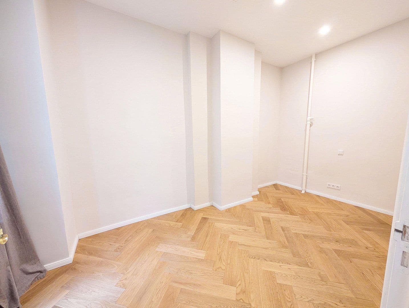 Prenájom bytu 3-izbový 104 m², Herderstraße 5, Berlin, Berlín Prenájom bytu 3-izbový 104 m², Herderstraße 5, Berlin, Berlín