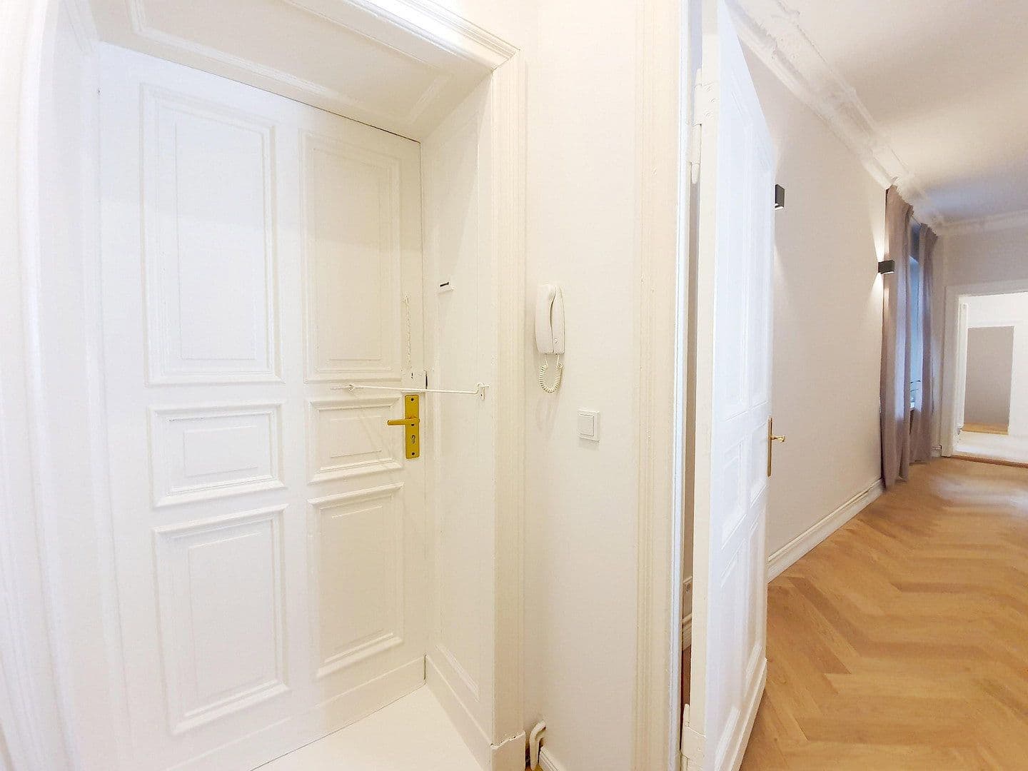 Prenájom bytu 3-izbový 104 m², Herderstraße 5, Berlin, Berlín Prenájom bytu 3-izbový 104 m², Herderstraße 5, Berlin, Berlín