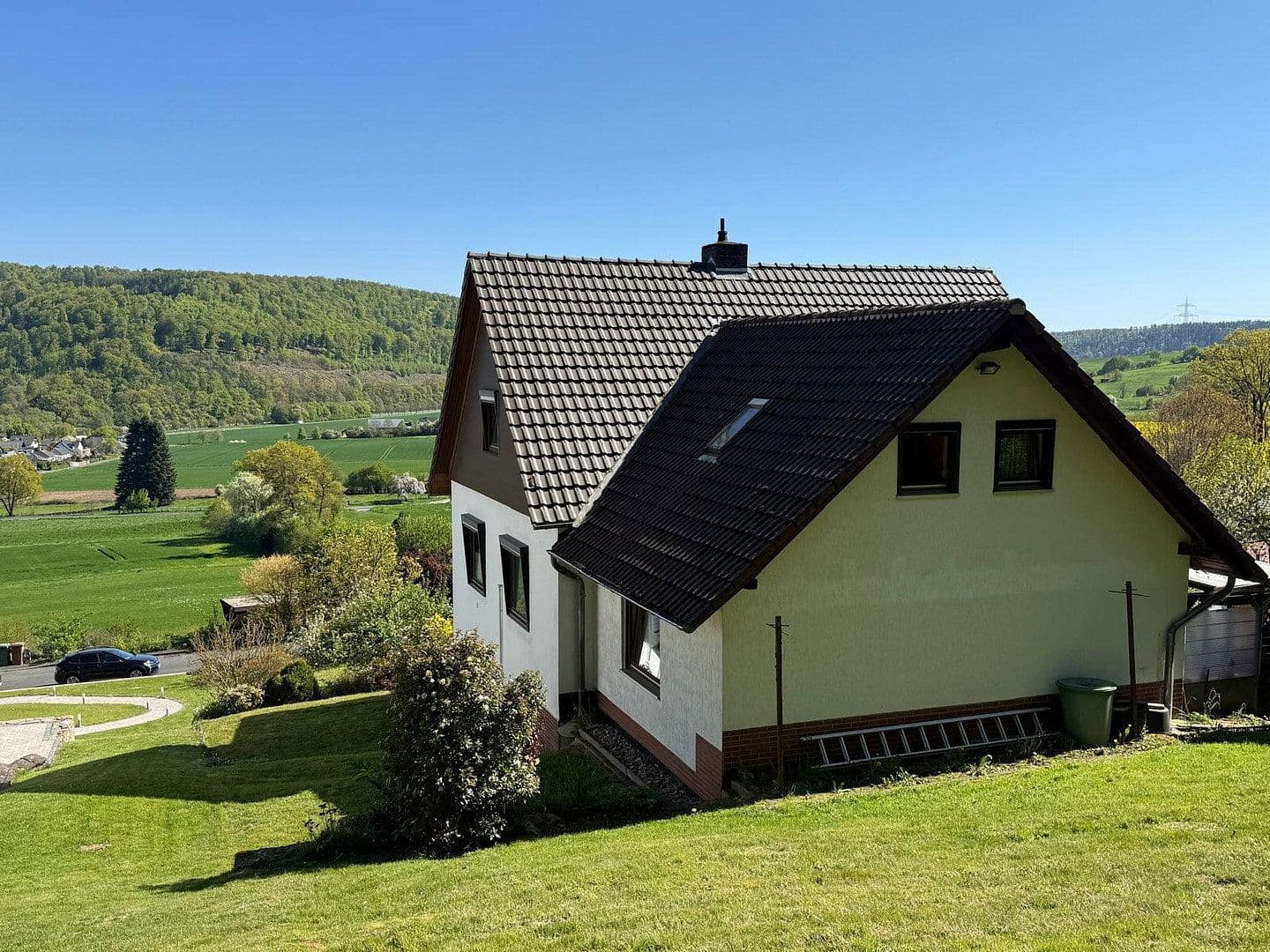 Predaj domu 142 m², pozemek 1.284 m², Rehwinkel, Fuldatal, Hesensko Predaj domu 142 m², pozemek 1.284 m², Rehwinkel, Fuldatal, Hesensko