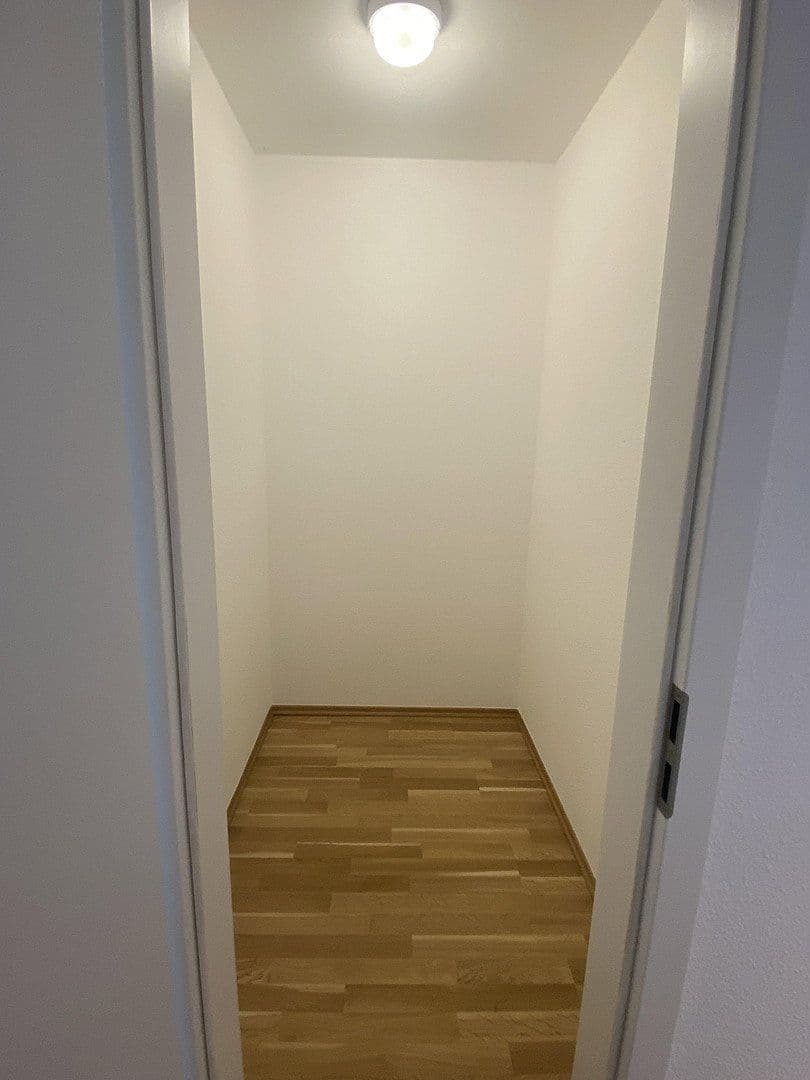 Prenájom bytu 3-izbový 93 m², Renettenstr. 2, Frankfurt, Hesensko Prenájom bytu 3-izbový 93 m², Renettenstr. 2, Frankfurt, Hesensko