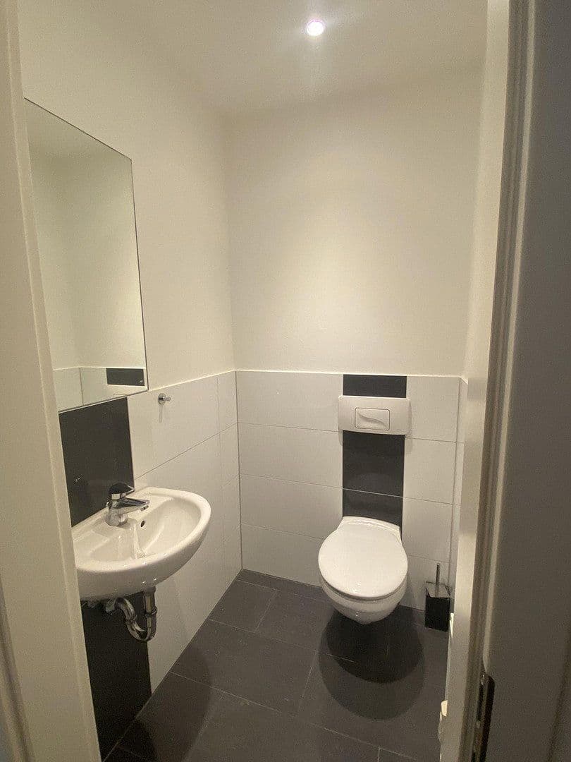 Prenájom bytu 3-izbový 93 m², Renettenstr. 2, Frankfurt, Hesensko Prenájom bytu 3-izbový 93 m², Renettenstr. 2, Frankfurt, Hesensko
