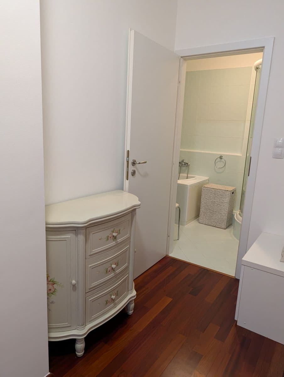 Prenájom bytu 3-izbový 63 m², Pod Harfou, Praha, Praha Prenájom bytu 3-izbový 63 m², Pod Harfou, Praha, Praha