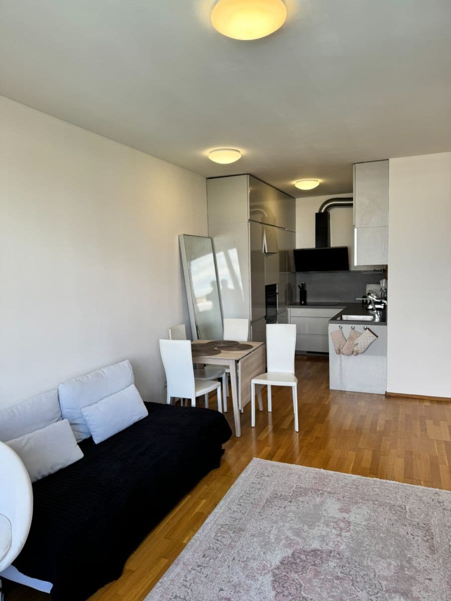 Prenájom bytu 3-izbový 85 m², Argentinská, Praha, Praha Prenájom bytu 3-izbový 85 m², Argentinská, Praha, Praha