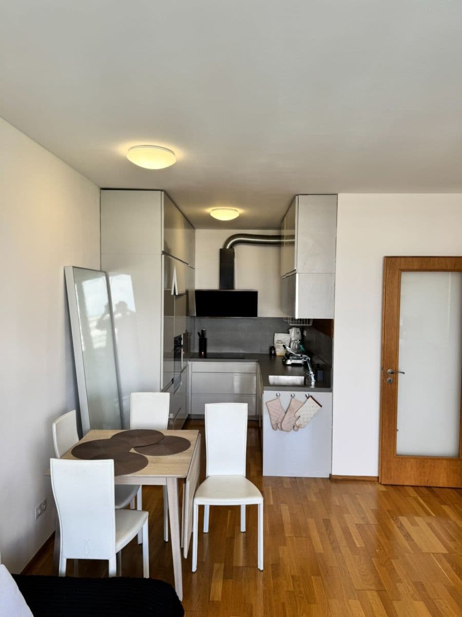 Prenájom bytu 3-izbový 85 m², Argentinská, Praha, Praha Prenájom bytu 3-izbový 85 m², Argentinská, Praha, Praha