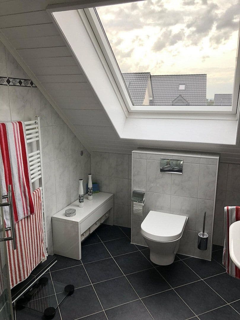 Prenájom bytu 3-izbový 95 m², Zeithstraße 136, Neunkirchen-Seelscheid, Severné Porýnie - Westfálsko Prenájom bytu 3-izbový 95 m², Zeithstraße 136, Neunkirchen-Seelscheid, Severné Porýnie - Westfálsko