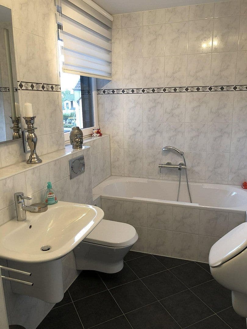 Prenájom bytu 3-izbový 95 m², Zeithstraße 136, Neunkirchen-Seelscheid, Severné Porýnie - Westfálsko Prenájom bytu 3-izbový 95 m², Zeithstraße 136, Neunkirchen-Seelscheid, Severné Porýnie - Westfálsko