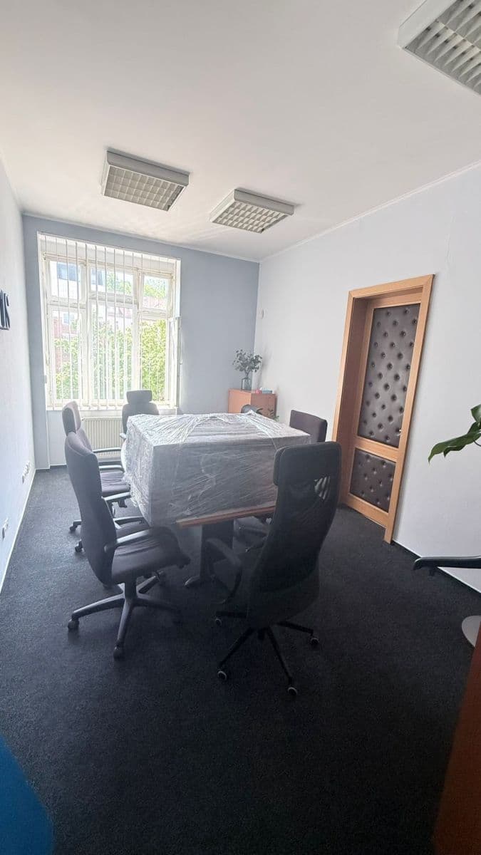 Prenájom kancelárie 16 m², Jeseniova, Praha, Praha Prenájom kancelárie 16 m², Jeseniova, Praha, Praha
