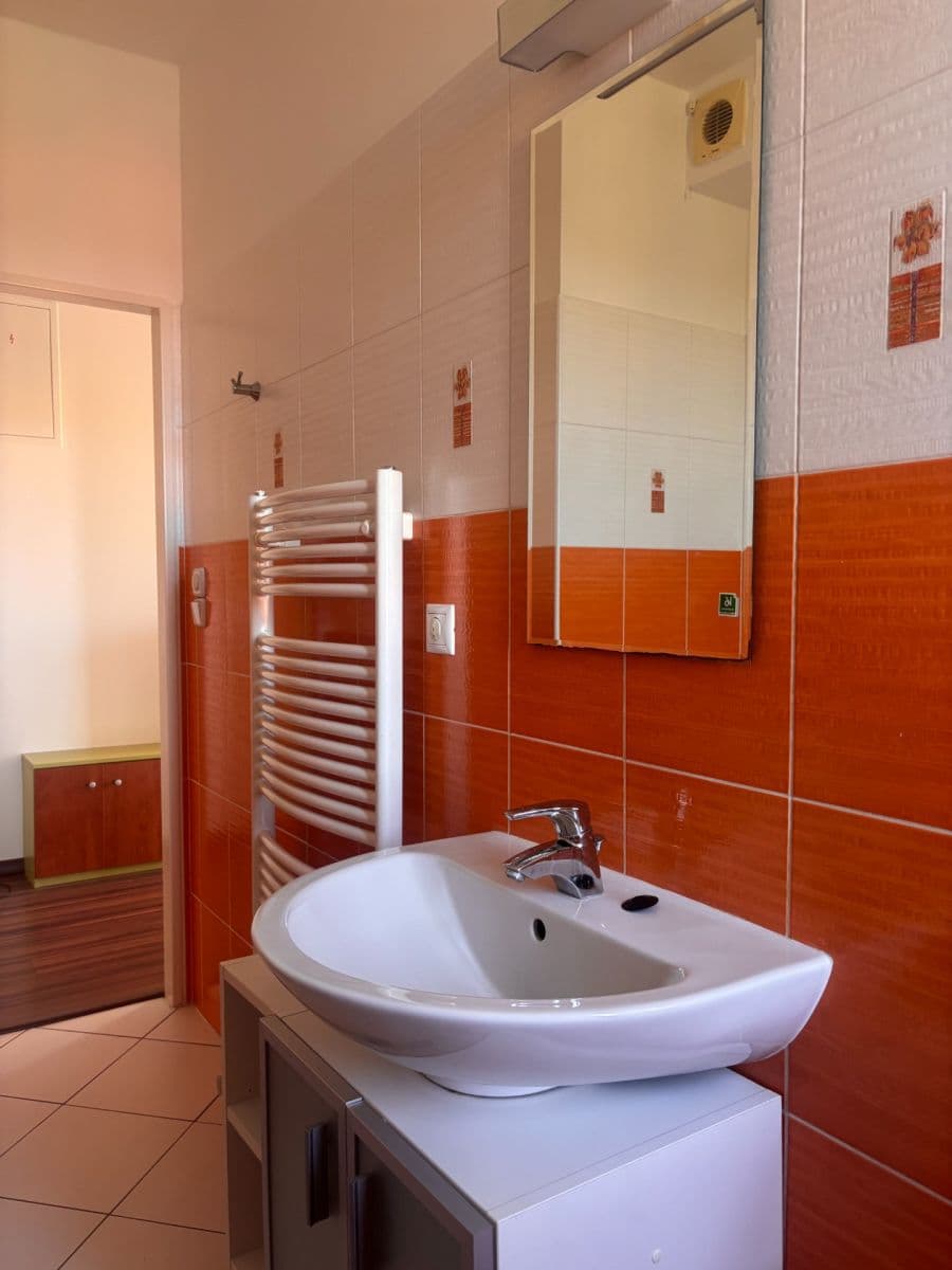 Predaj bytu 2-izbový 56 m², U Lipové aleje, Praha, Praha Predaj bytu 2-izbový 56 m², U Lipové aleje, Praha, Praha