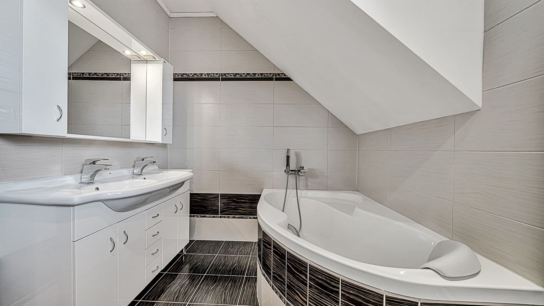 Predaj domu 285 m², pozemek 474 m², Obrovského, Praha, Praha Predaj domu 285 m², pozemek 474 m², Obrovského, Praha, Praha