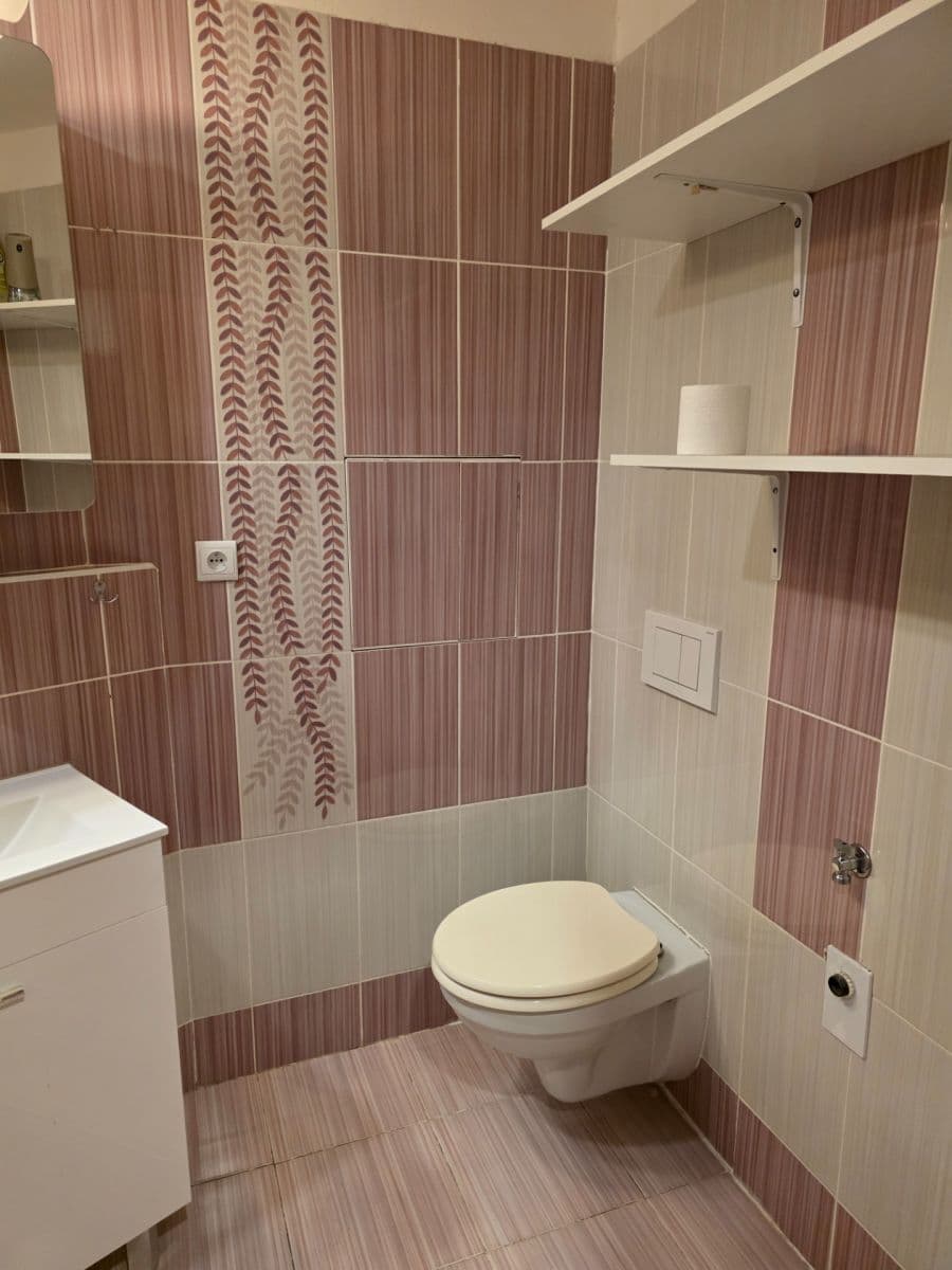 Prenájom bytu 2-izbový 40 m², Kostomlatská, Praha, Praha Prenájom bytu 2-izbový 40 m², Kostomlatská, Praha, Praha