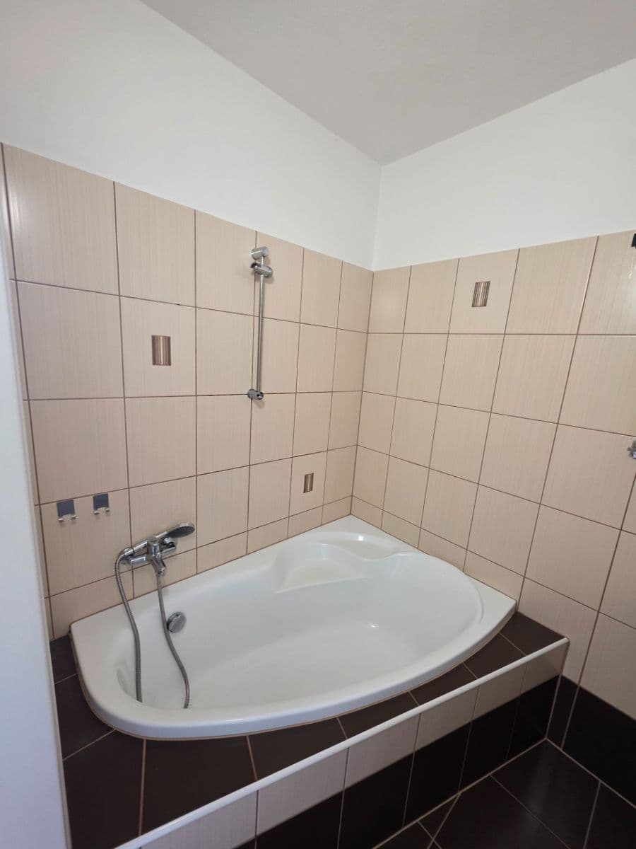 Prenájom bytu 4-izbový 107 m², Závodu míru, Karlovy Vary, Karlovarský kraj Prenájom bytu 4-izbový 107 m², Závodu míru, Karlovy Vary, Karlovarský kraj
