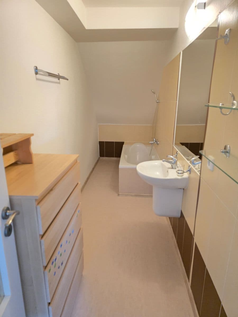 Prenájom bytu 4-izbový 107 m², Závodu míru, Karlovy Vary, Karlovarský kraj Prenájom bytu 4-izbový 107 m², Závodu míru, Karlovy Vary, Karlovarský kraj