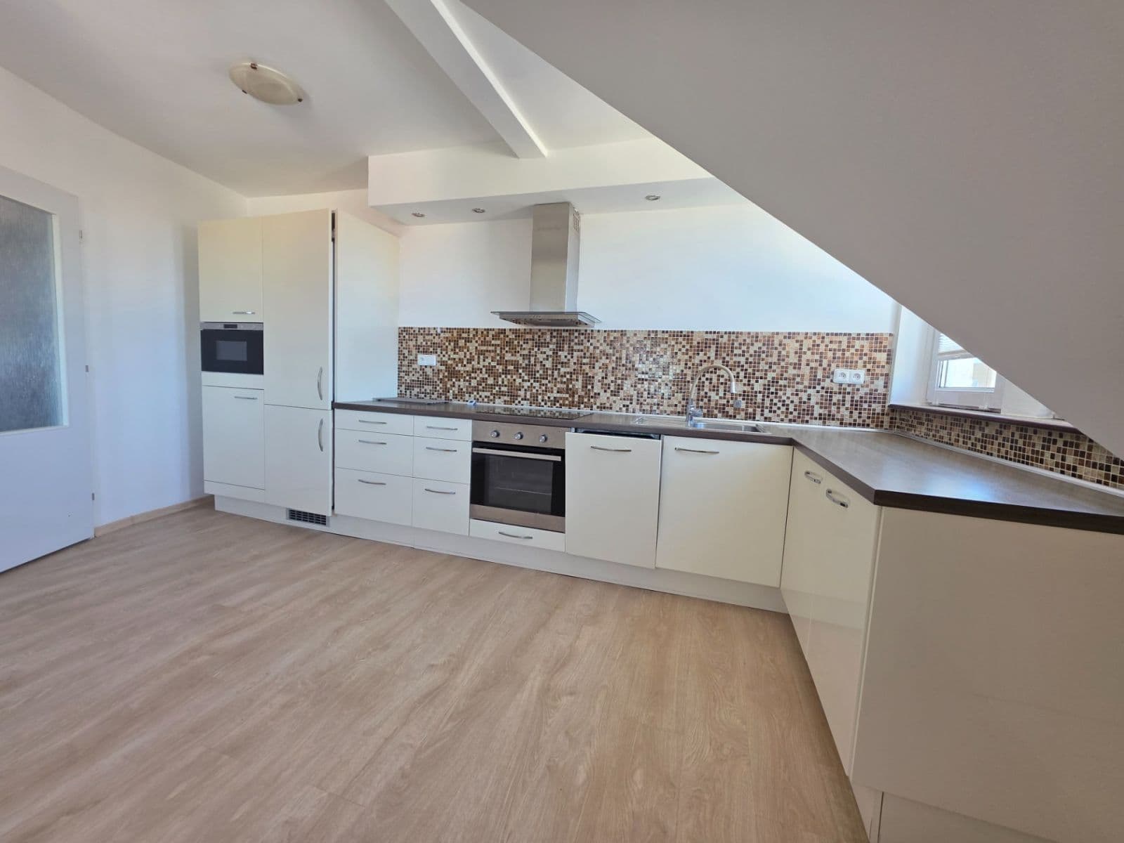 Prenájom bytu 4-izbový 107 m², Závodu míru, Karlovy Vary, Karlovarský kraj Prenájom bytu 4-izbový 107 m², Závodu míru, Karlovy Vary, Karlovarský kraj