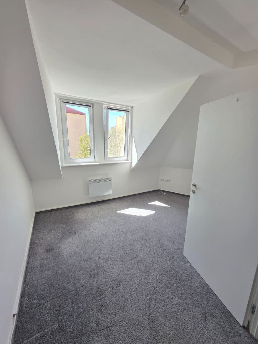 Prenájom bytu 4-izbový 107 m², Závodu míru, Karlovy Vary, Karlovarský kraj Prenájom bytu 4-izbový 107 m², Závodu míru, Karlovy Vary, Karlovarský kraj