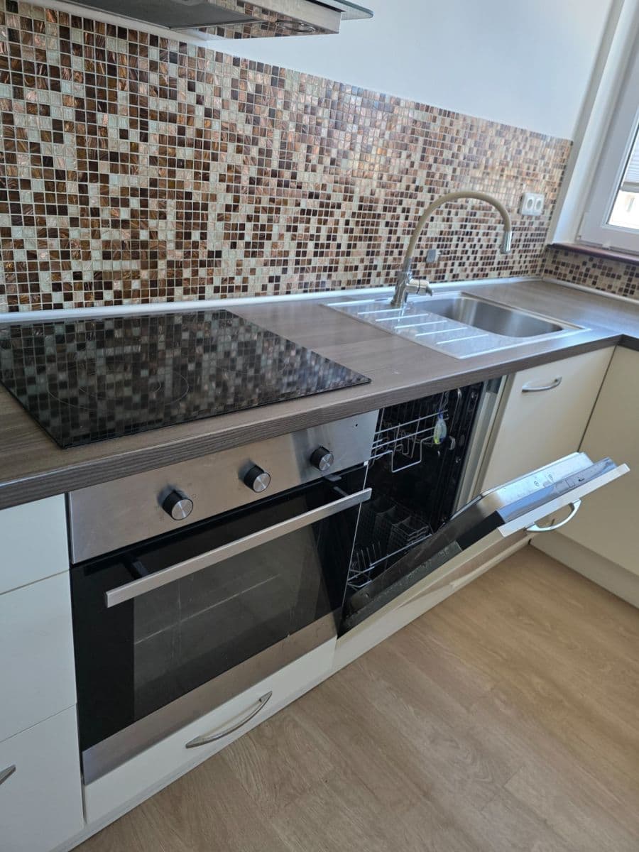 Prenájom bytu 4-izbový 107 m², Závodu míru, Karlovy Vary, Karlovarský kraj Prenájom bytu 4-izbový 107 m², Závodu míru, Karlovy Vary, Karlovarský kraj