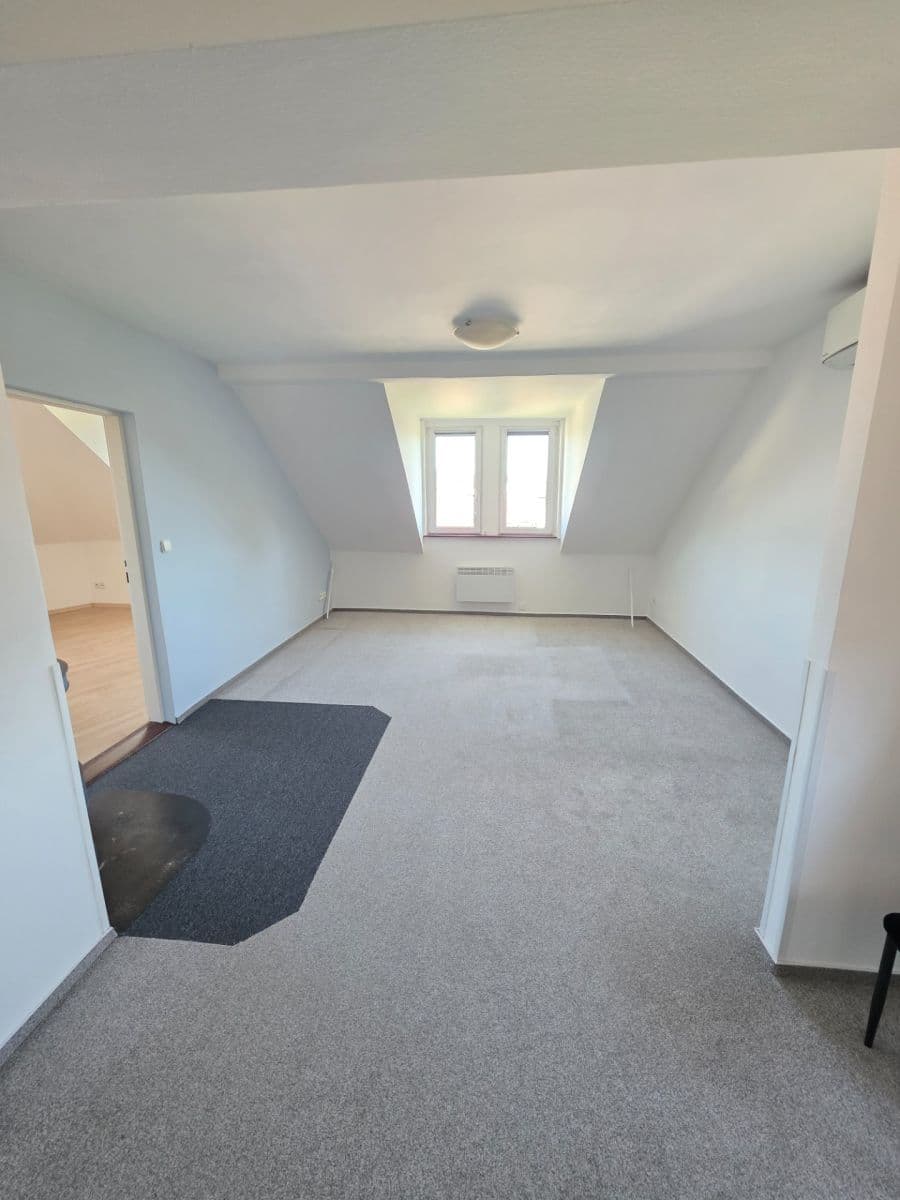 Prenájom bytu 4-izbový 107 m², Závodu míru, Karlovy Vary, Karlovarský kraj Prenájom bytu 4-izbový 107 m², Závodu míru, Karlovy Vary, Karlovarský kraj