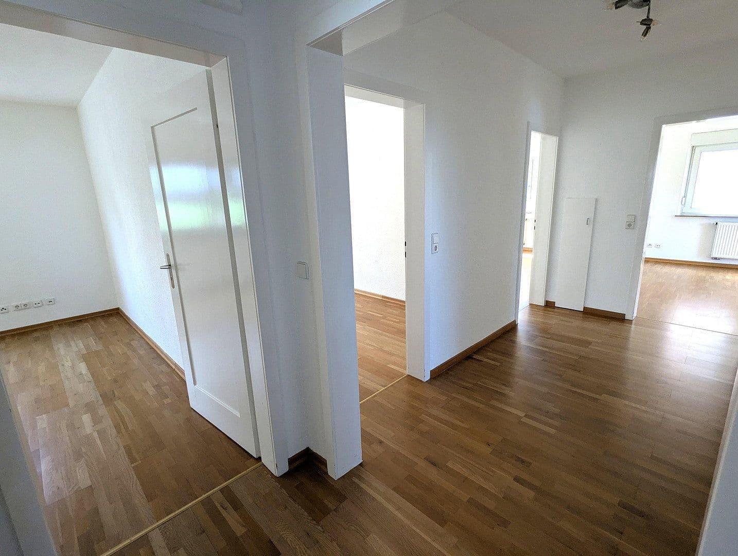 Prenájom bytu 4-izbový 102 m², Stuttgart, Bádensko-Wurttembersko Prenájom bytu 4-izbový 102 m², Stuttgart, Bádensko-Wurttembersko
