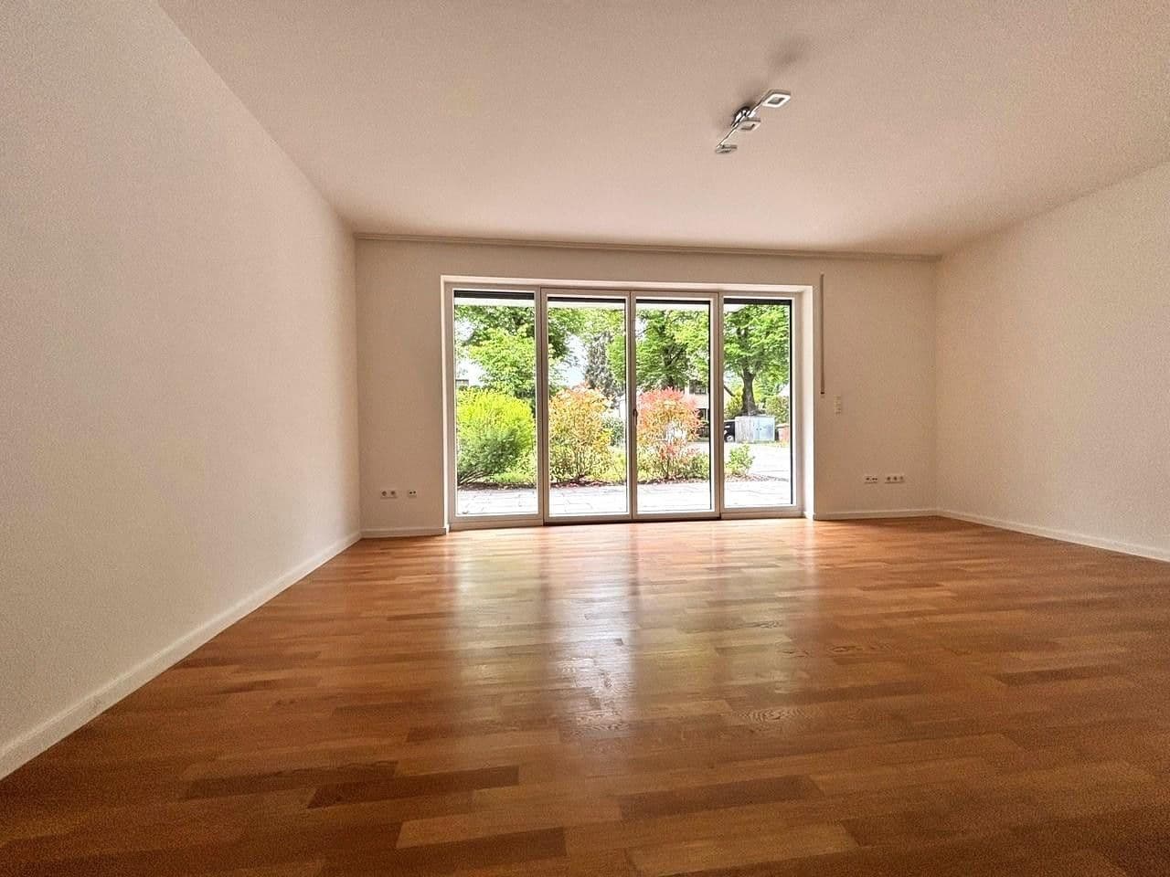 Prenájom domu 172 m², pozemek 325 m², München, Bavorsko Prenájom domu 172 m², pozemek 325 m², München, Bavorsko