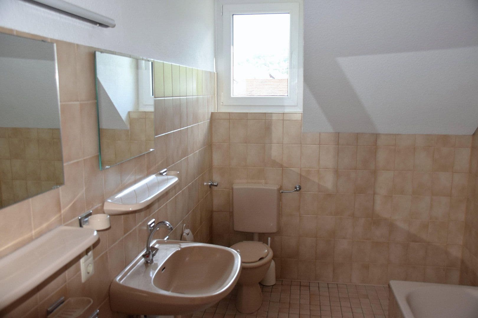 Predaj domu 197 m², pozemek 383 m², Seeheim-Jugenheim, Hesensko Predaj domu 197 m², pozemek 383 m², Seeheim-Jugenheim, Hesensko