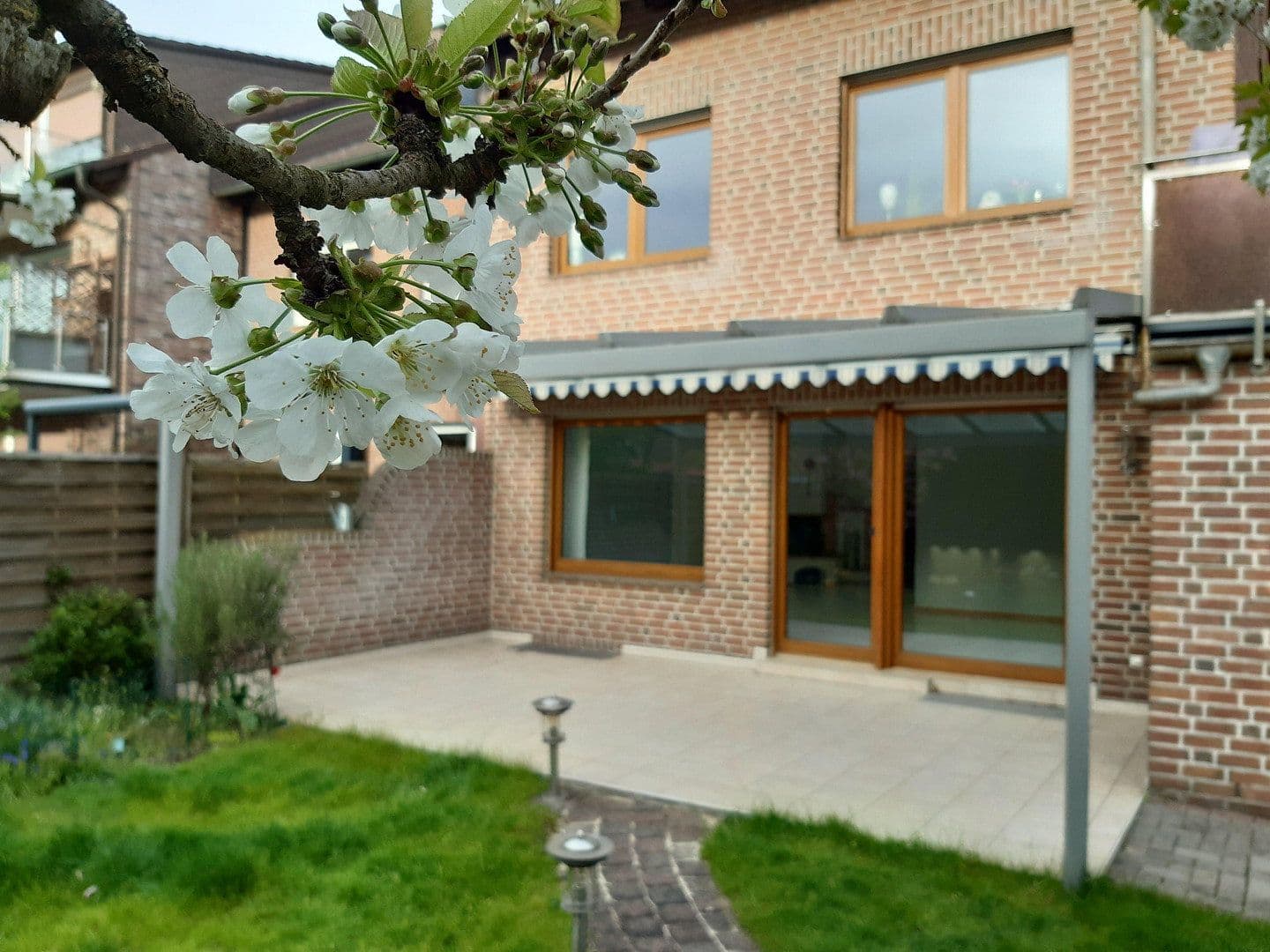 Predaj domu 231 m², pozemek 371 m², Dinslaken, Severné Porýnie - Westfálsko Predaj domu 231 m², pozemek 371 m², Dinslaken, Severné Porýnie - Westfálsko