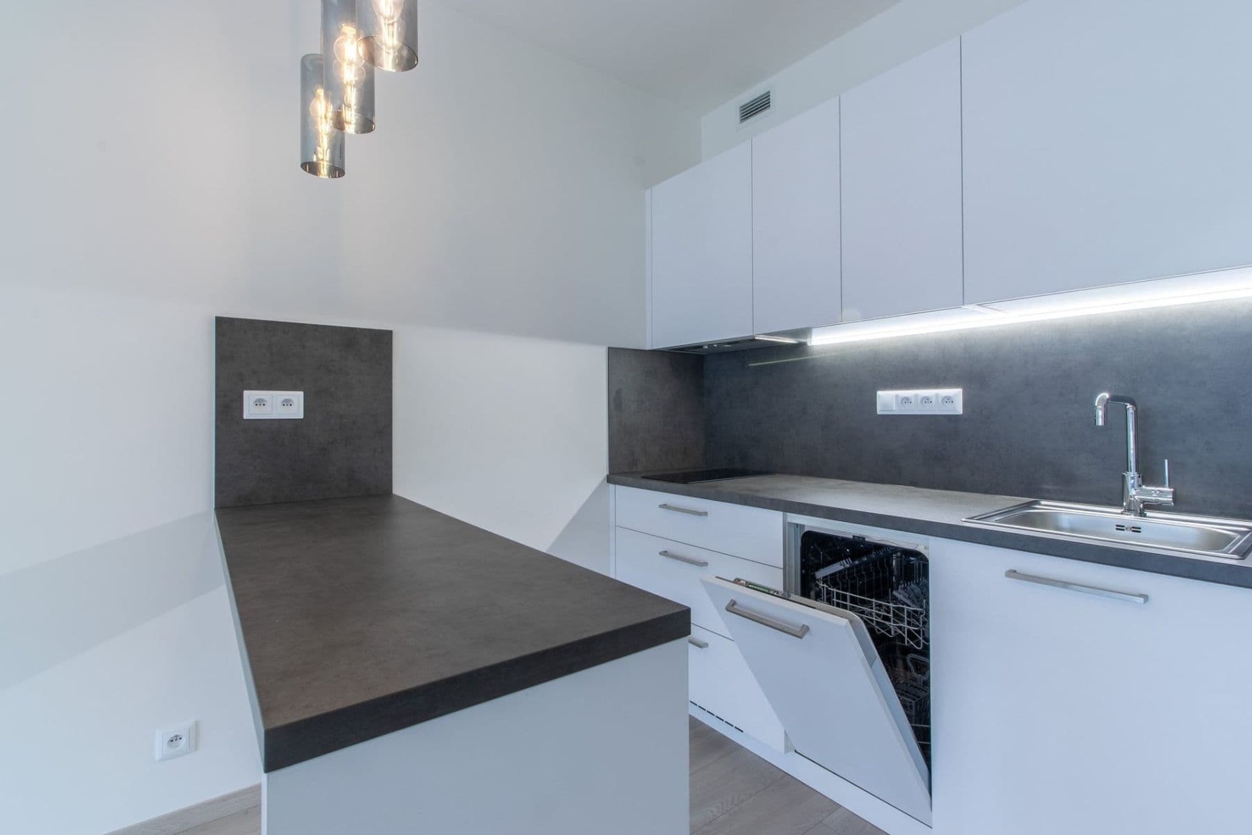 Prenájom bytu 1-izbový 32 m², Poděbradská, Praha, Praha Prenájom bytu 1-izbový 32 m², Poděbradská, Praha, Praha