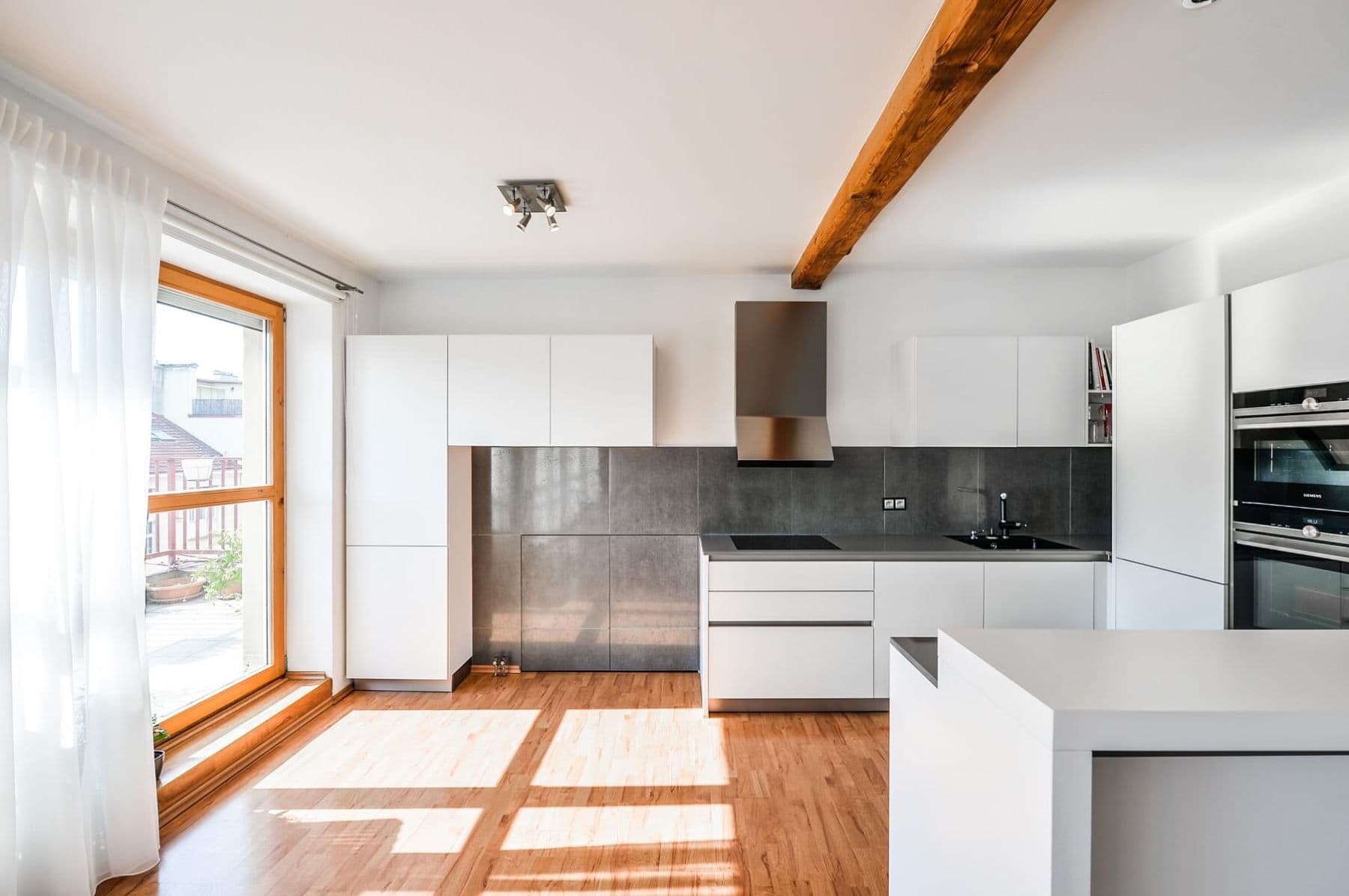 Prenájom bytu 4-izbový 165 m², Jilemnického, Praha, Praha Prenájom bytu 4-izbový 165 m², Jilemnického, Praha, Praha