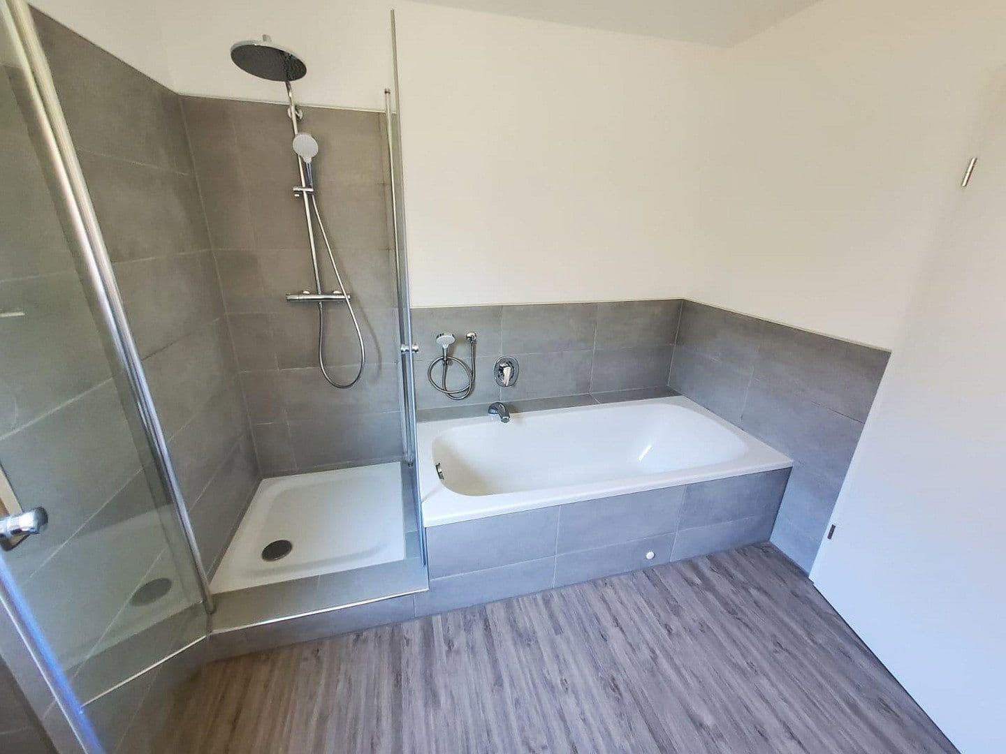 Prenájom bytu 5-izbový 146 m², Zeller Strasse 26, Margetshöchheim, Bavorsko Prenájom bytu 5-izbový 146 m², Zeller Strasse 26, Margetshöchheim, Bavorsko