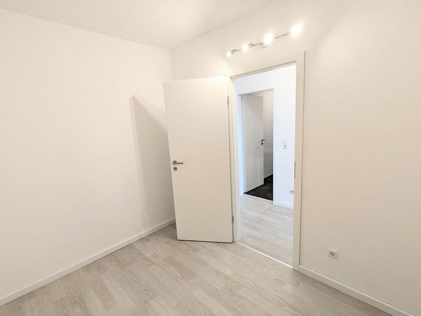 Prenájom bytu 2-izbový 67 m², Woogstr. 36, Neuhofen, Porýnie-Falcko Prenájom bytu 2-izbový 67 m², Woogstr. 36, Neuhofen, Porýnie-Falcko