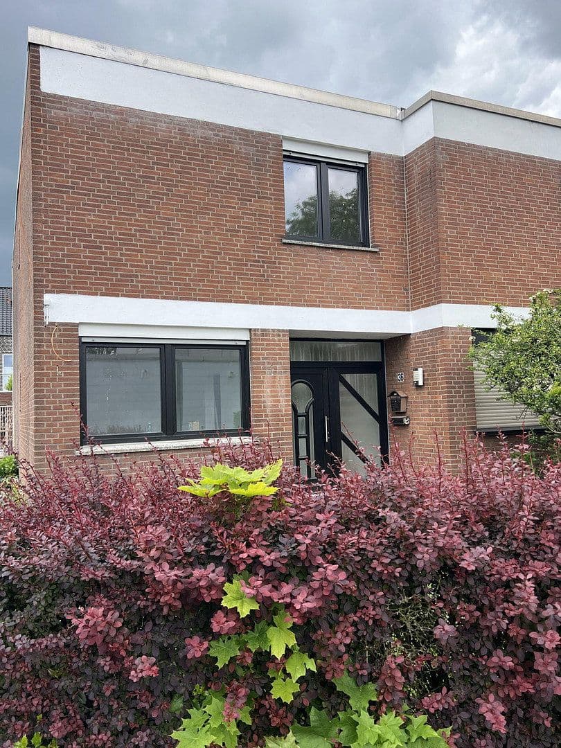 Prenájom domu 105 m², pozemek 352 m², Moers, Severné Porýnie - Westfálsko Prenájom domu 105 m², pozemek 352 m², Moers, Severné Porýnie - Westfálsko