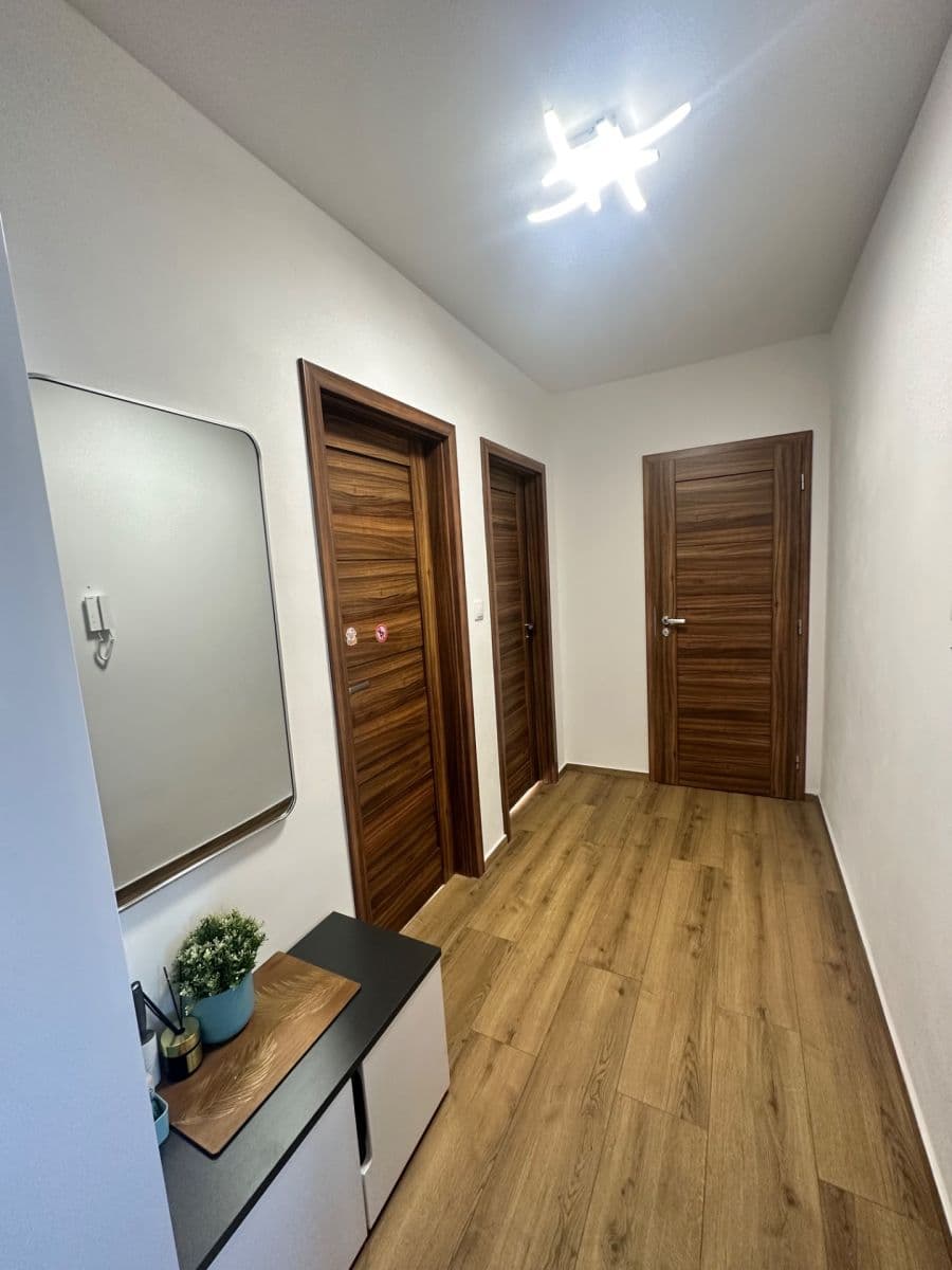 Prenájom bytu 4-izbový 60 m², Kaplická, Praha, Praha Prenájom bytu 4-izbový 60 m², Kaplická, Praha, Praha