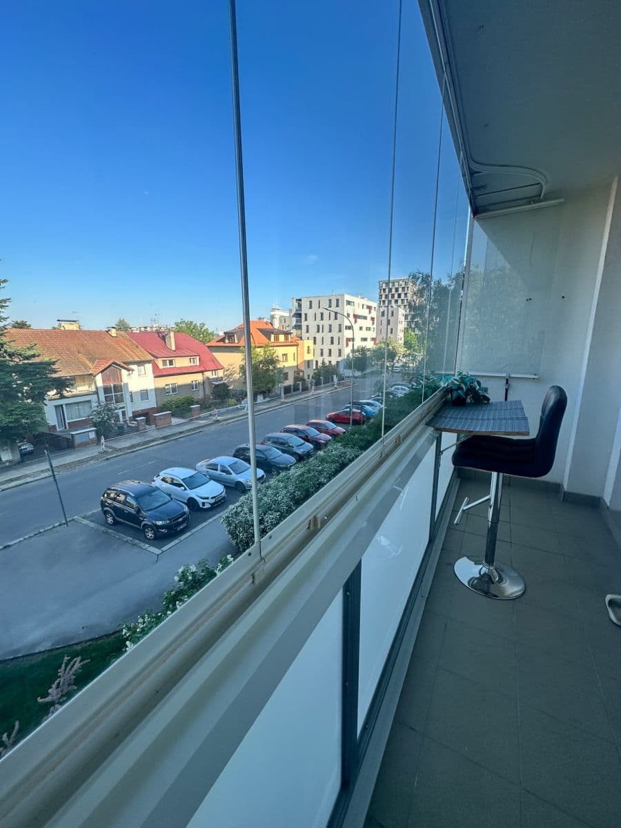 Prenájom bytu 4-izbový 60 m², Kaplická, Praha, Praha Prenájom bytu 4-izbový 60 m², Kaplická, Praha, Praha