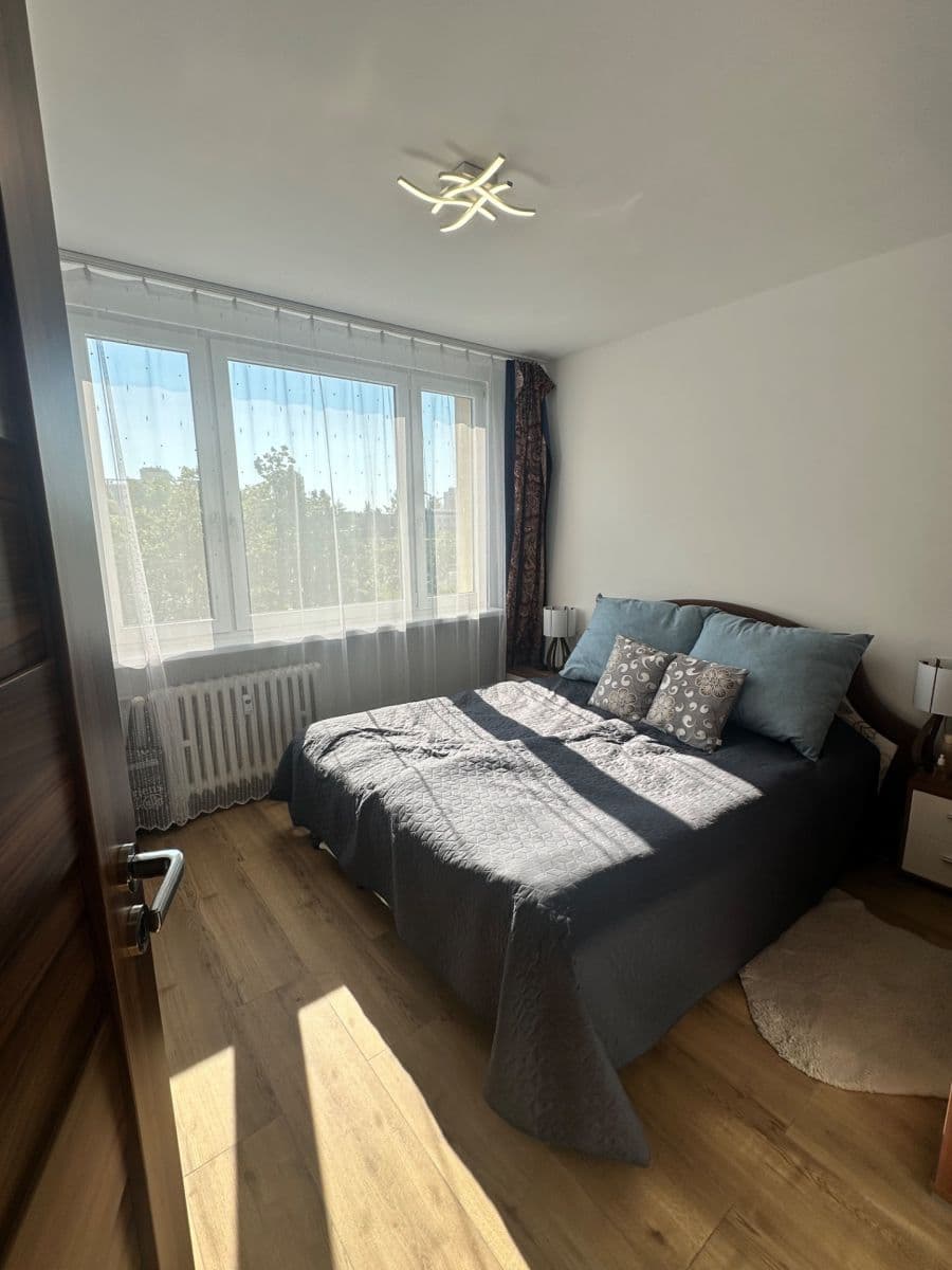 Prenájom bytu 4-izbový 60 m², Kaplická, Praha, Praha Prenájom bytu 4-izbový 60 m², Kaplická, Praha, Praha
