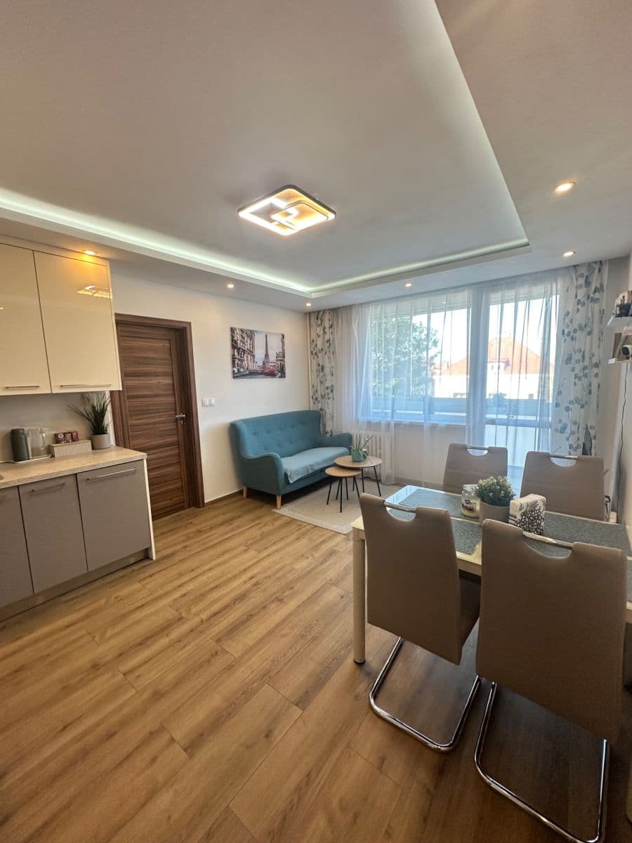Prenájom bytu 4-izbový 60 m², Kaplická, Praha, Praha Prenájom bytu 4-izbový 60 m², Kaplická, Praha, Praha