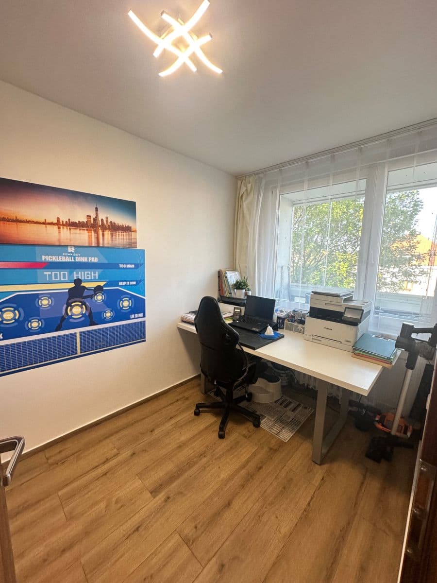 Prenájom bytu 4-izbový 60 m², Kaplická, Praha, Praha Prenájom bytu 4-izbový 60 m², Kaplická, Praha, Praha