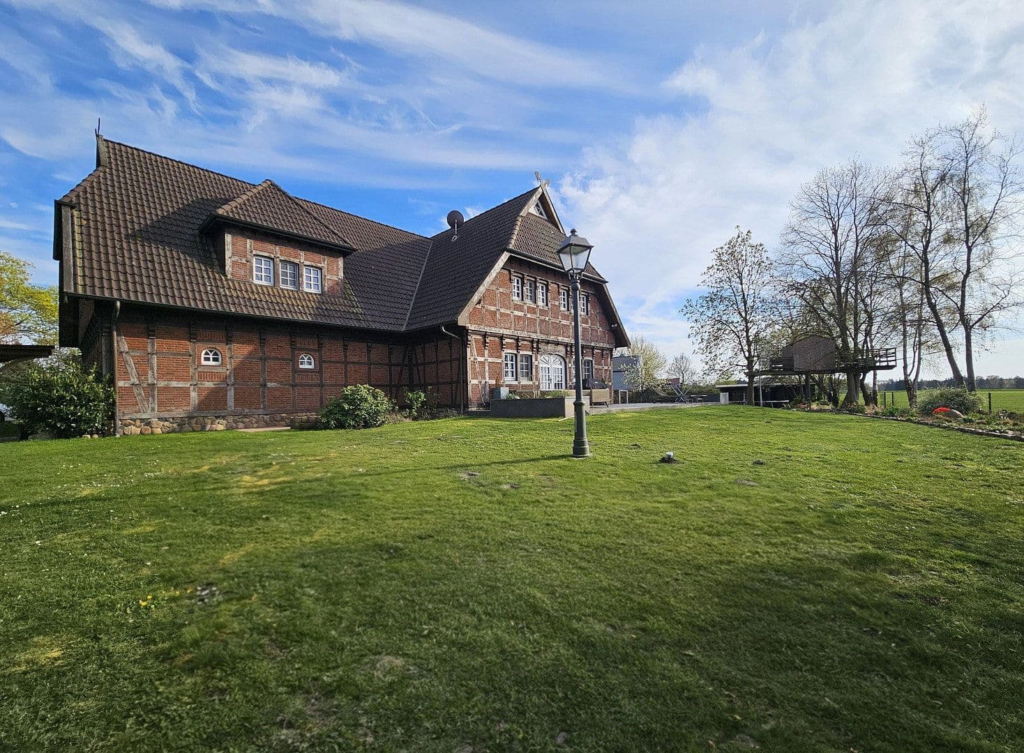 Predaj domu 255 m², pozemek 2.200 m², Wahrenholz, Dolné Sasko Predaj domu 255 m², pozemek 2.200 m², Wahrenholz, Dolné Sasko