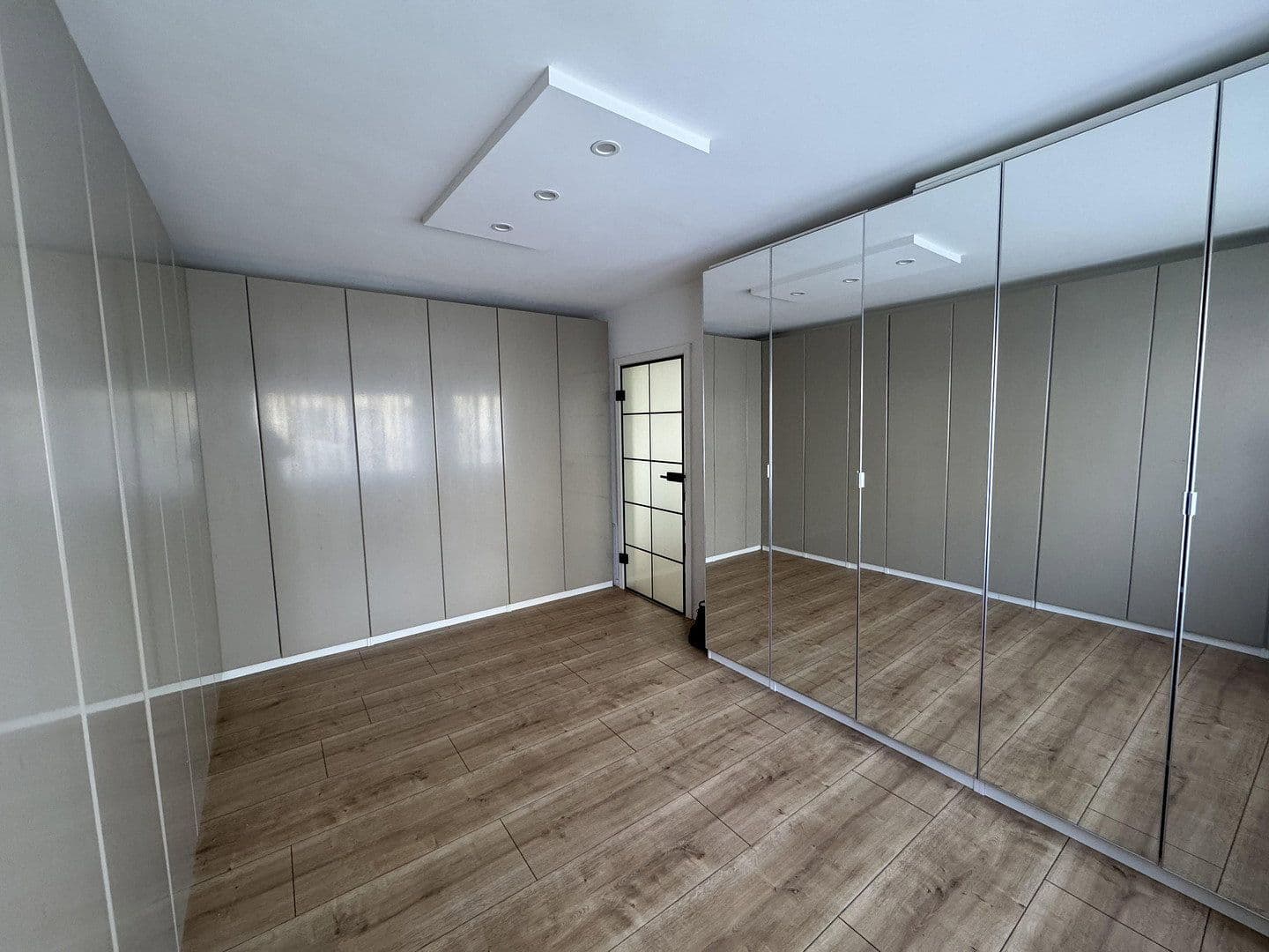 Prenájom bytu 3-izbový 85 m², Frankfurt am Main, Hesensko Prenájom bytu 3-izbový 85 m², Frankfurt am Main, Hesensko
