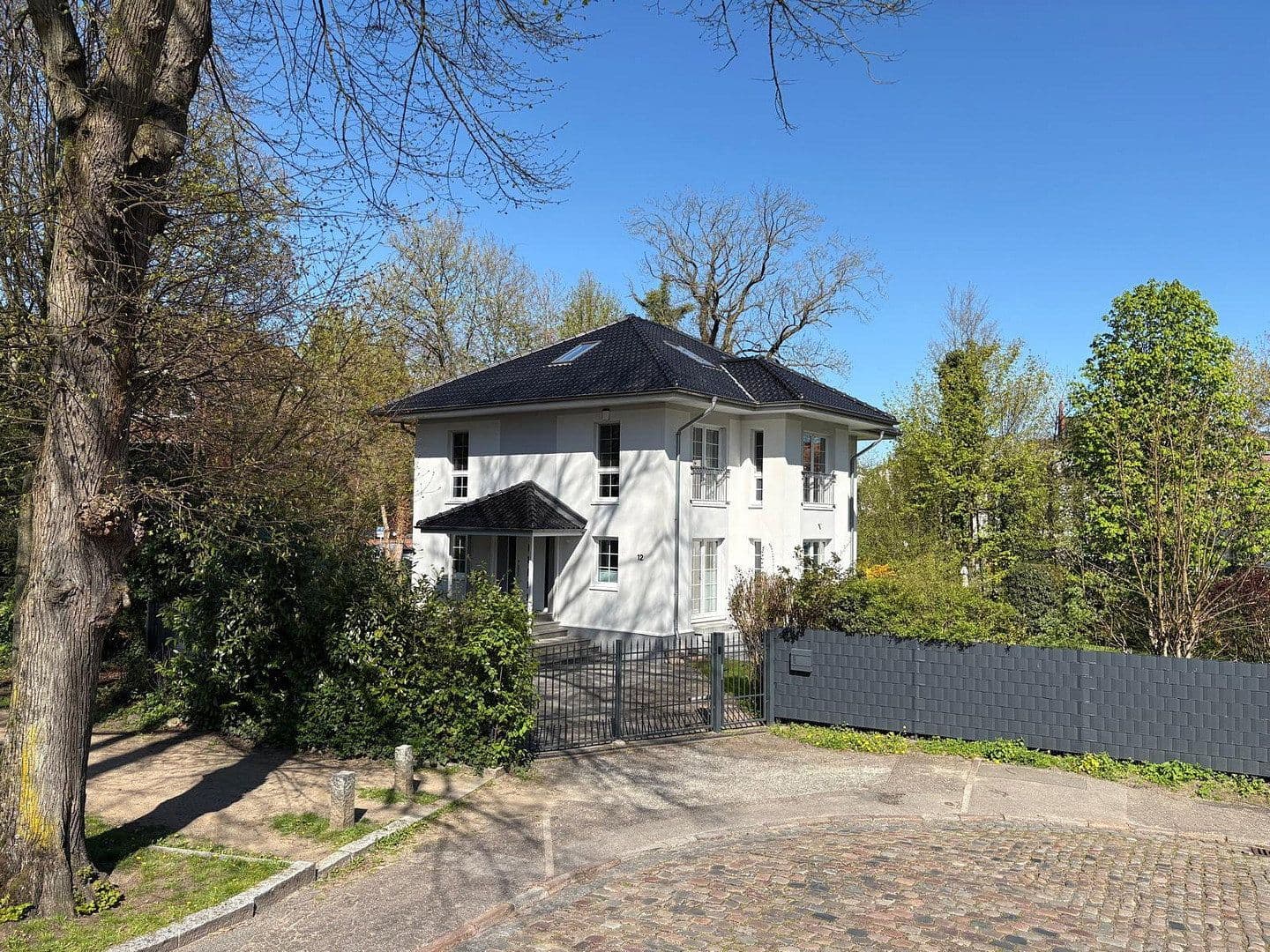 Predaj domu 220 m², pozemek 1.416 m², Hinter der Kirche 12, Neumünster, Šlezvicko-Holštajnsko Predaj domu 220 m², pozemek 1.416 m², Hinter der Kirche 12, Neumünster, Šlezvicko-Holštajnsko