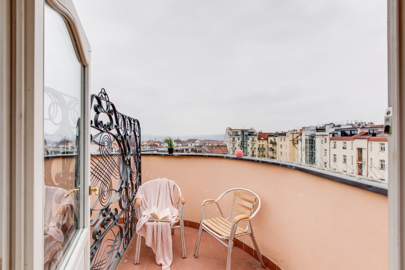 Prenájom bytu 3-izbový 104 m², Šumavská, Praha, Praha Prenájom bytu 3-izbový 104 m², Šumavská, Praha, Praha