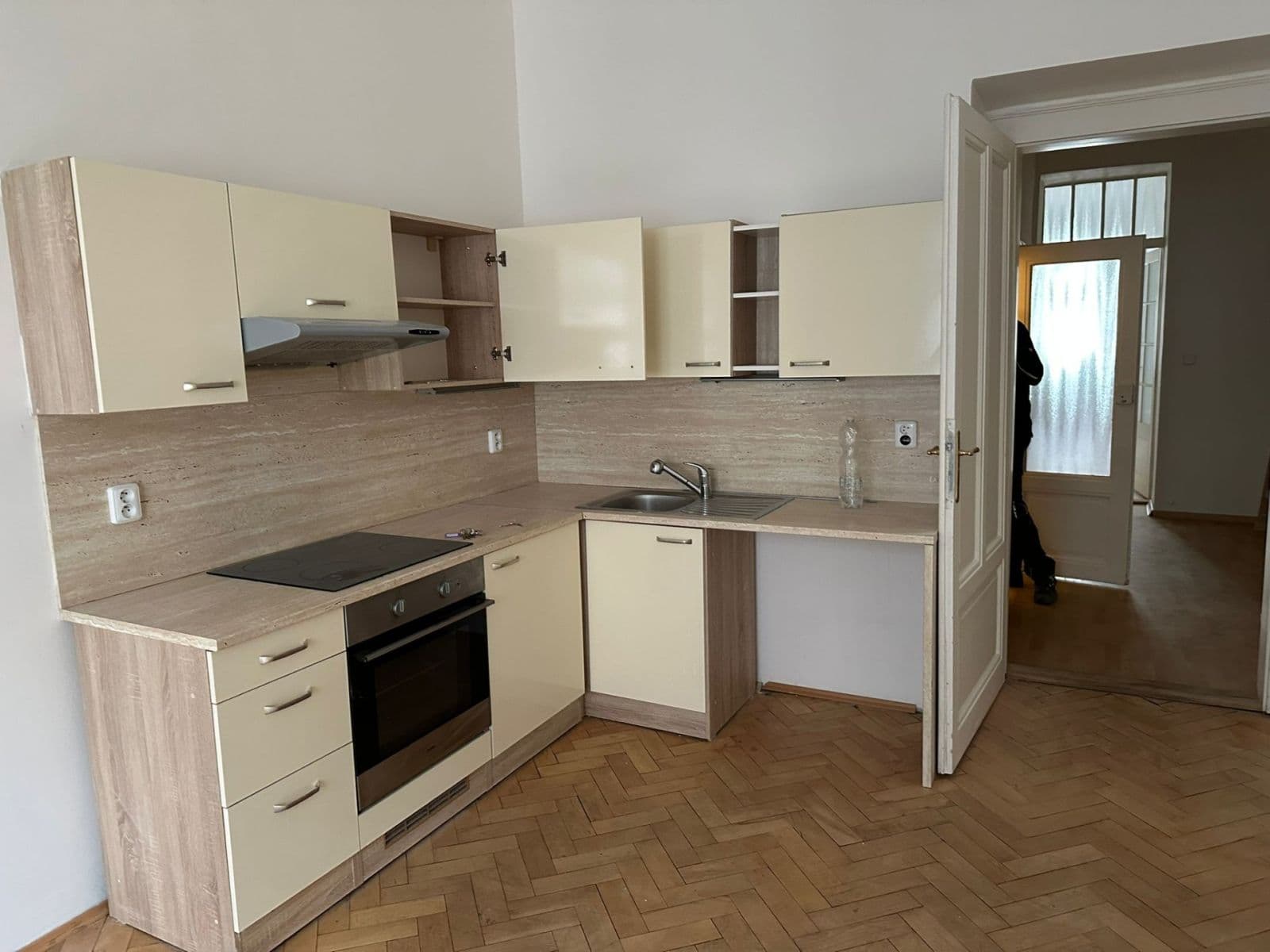 Prenájom bytu 3-izbový 77 m², Kafkova, Praha, Praha Prenájom bytu 3-izbový 77 m², Kafkova, Praha, Praha