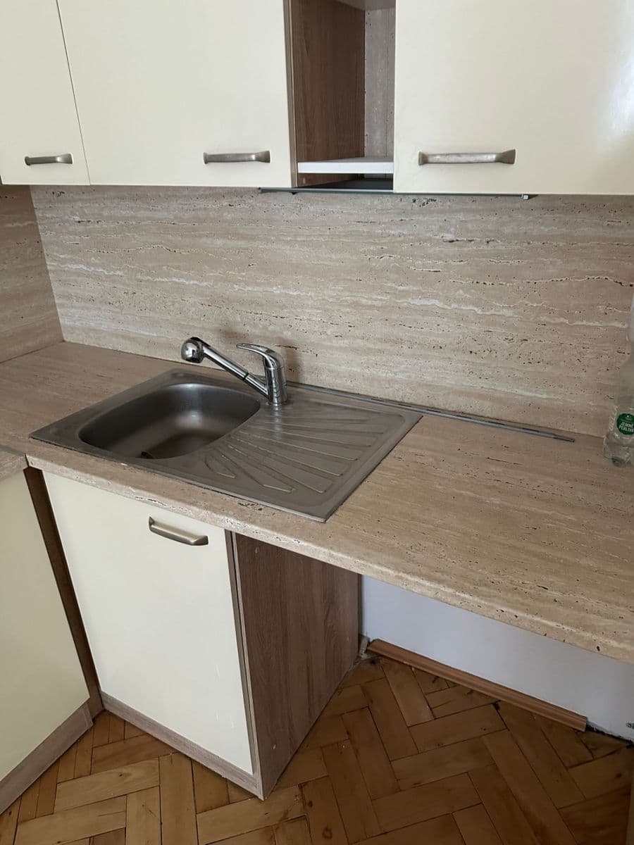Prenájom bytu 3-izbový 77 m², Kafkova, Praha, Praha Prenájom bytu 3-izbový 77 m², Kafkova, Praha, Praha